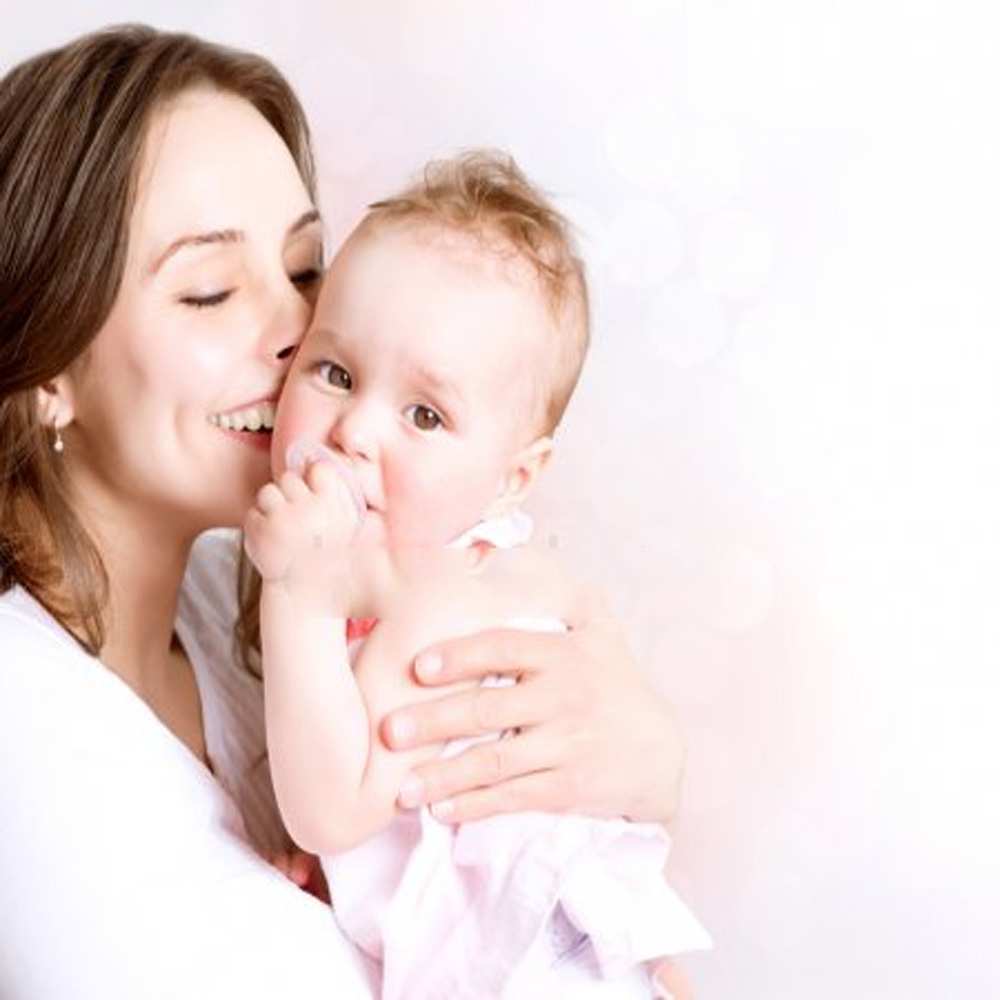 Открытка на каждый день с именем, Паша Обнимашки фото счастливой мамы и ребенка Прикольная открытка с пожеланием онлайн скачать бесплатно 