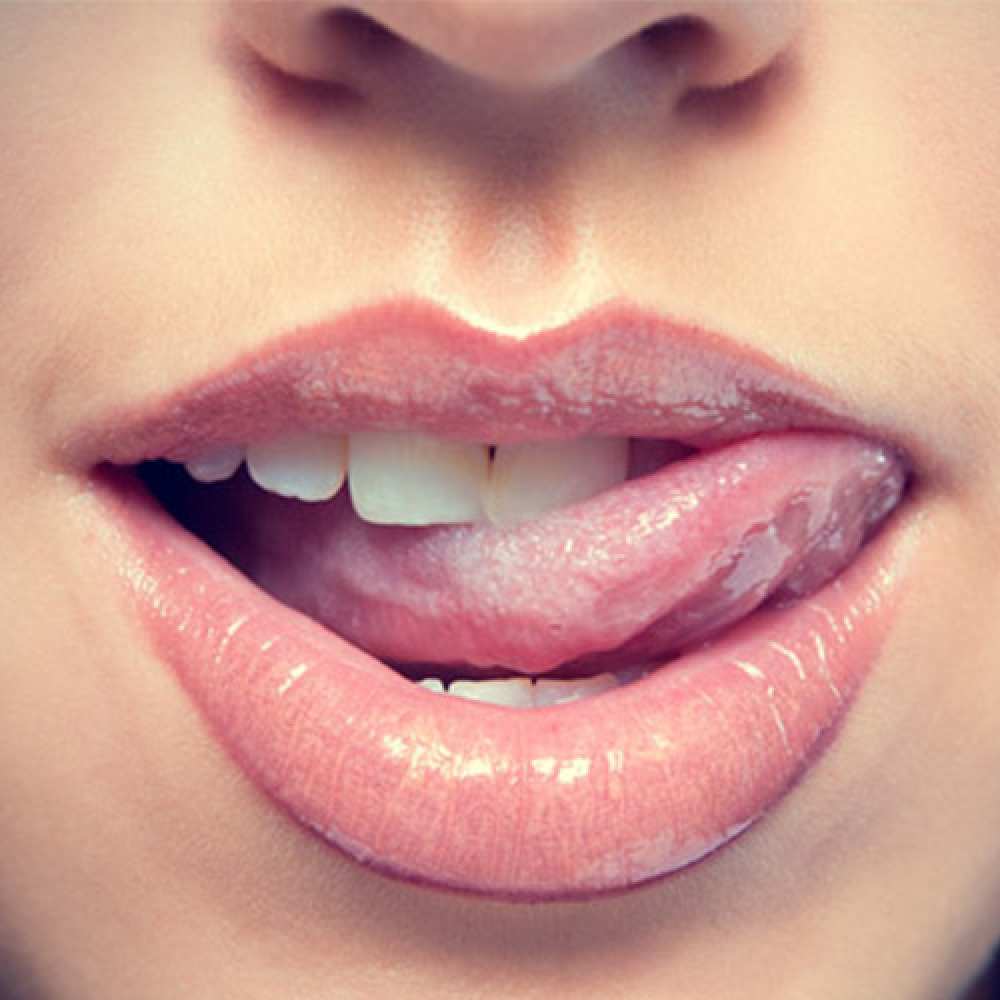 Открытка на каждый день с именем, Алана Любим целуем обнимаем тебя губы с языком Прикольная открытка с пожеланием онлайн скачать бесплатно 