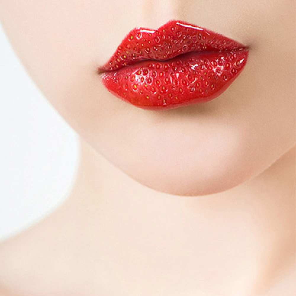 Открытка на каждый день с именем, Люба Любим целуем обнимаем тебя клубничные губы красного цвета Прикольная открытка с пожеланием онлайн скачать бесплатно 