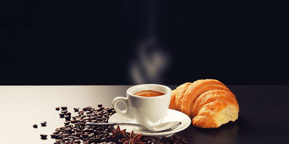 Открытка на каждый день с именем, Афанасия С хорошим утром зерна кофе и кофе на завтрак с круасаном Прикольная открытка с пожеланием онлайн скачать бесплатно 