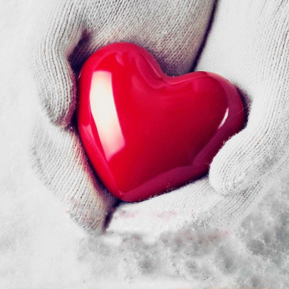 Открытка на каждый день с именем, Серафим С любовью тебе сердечко в руках, варежки Прикольная открытка с пожеланием онлайн скачать бесплатно 
