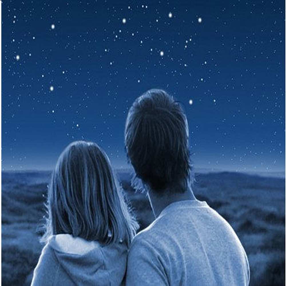 Открытка на каждый день с именем, Леонард Обнимашки парень с девушкой смотрят на звезды Прикольная открытка с пожеланием онлайн скачать бесплатно 