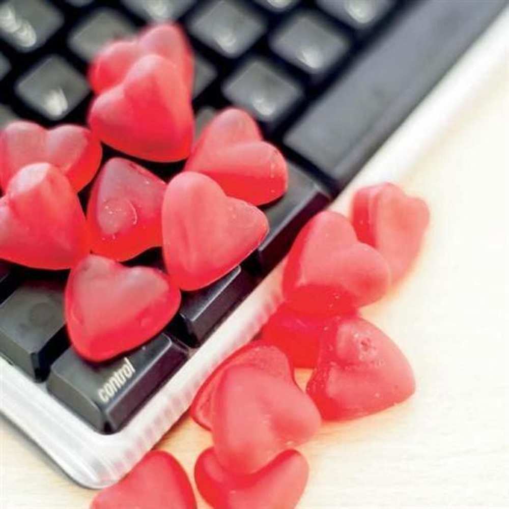 Открытка на каждый день с именем, Ростя С любовью тебе конфеты в виде сердец Прикольная открытка с пожеланием онлайн скачать бесплатно 