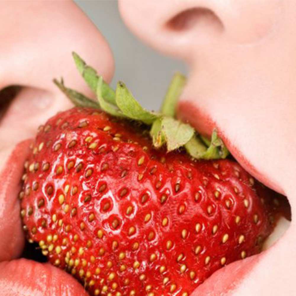 Открытка на каждый день с именем, Елена Любим целуем обнимаем тебя поцелуйчик Прикольная открытка с пожеланием онлайн скачать бесплатно 