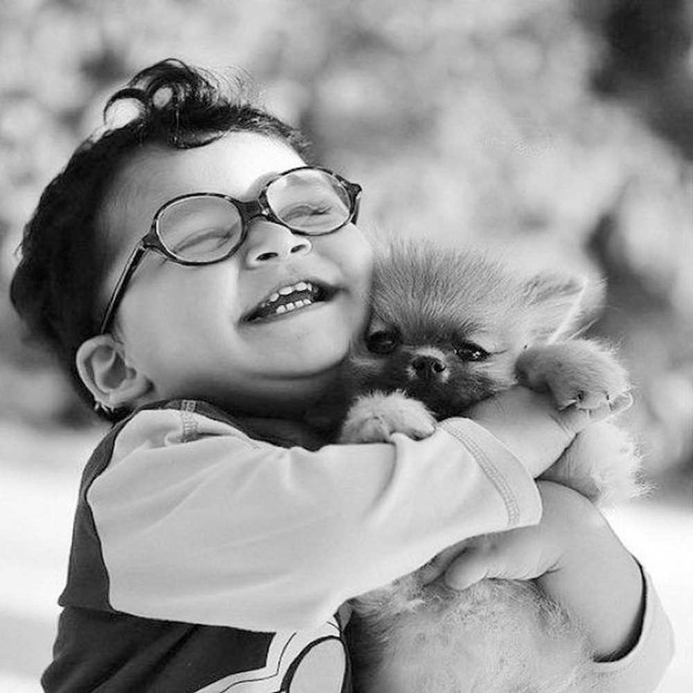 Открытка на каждый день с именем, Жора Обнимашки парень обнимает собаку Прикольная открытка с пожеланием онлайн скачать бесплатно 