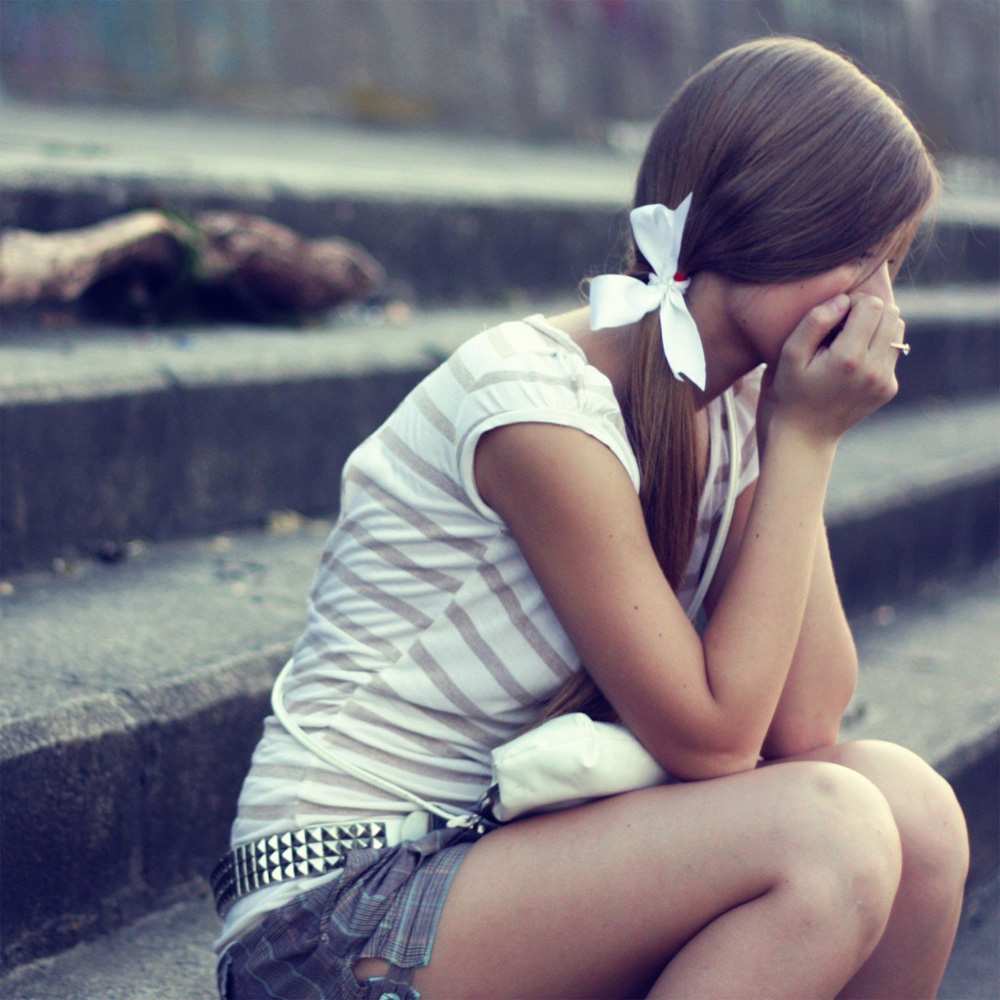 Открытка на каждый день с именем, Гриша Скучашки девушка плачет Прикольная открытка с пожеланием онлайн скачать бесплатно 