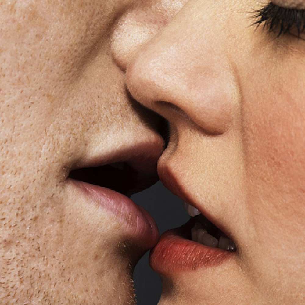 Открытка на каждый день с именем, Джулия Любим целуем обнимаем тебя поцелуй с подписью Прикольная открытка с пожеланием онлайн скачать бесплатно 