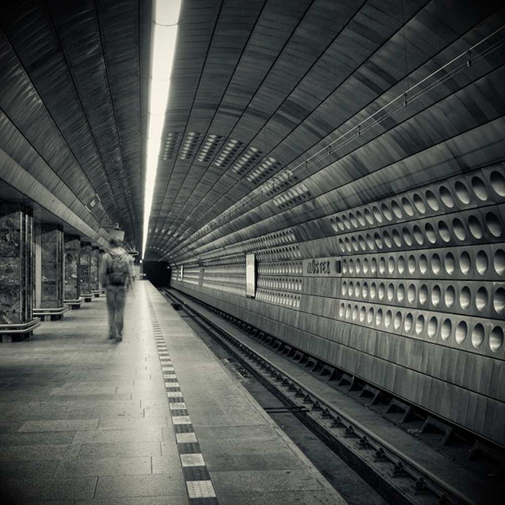 Открытка на каждый день с именем, Мурат Не грусти все будет хорошо пустая станция метро Прикольная открытка с пожеланием онлайн скачать бесплатно 